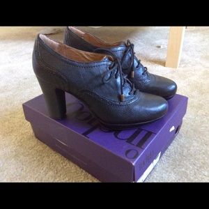 Clarks Indigo Black Leather Lace Up Heels sz 8 EUC